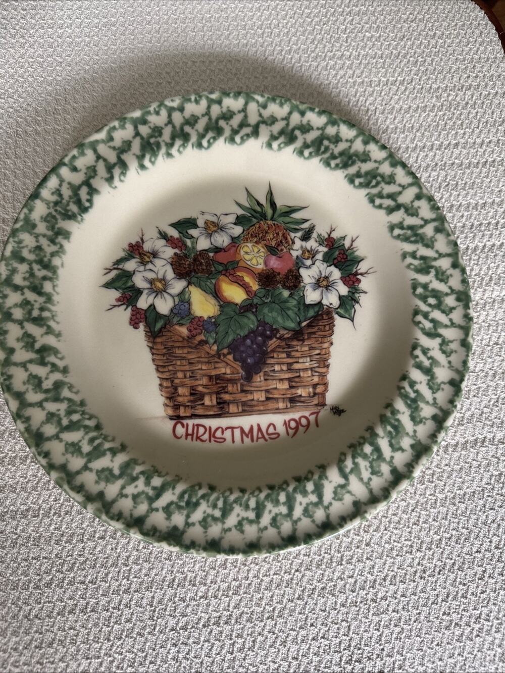 GERALD HENN WORKSHOPS CHRISTMAS 1997 GREEN SPONGEWARE POTTERY PLATE - NEW W/ BOX